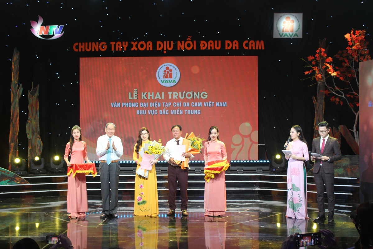Chủ tịch Nguyễn Văn Rinh trao quyết định cho Nhà báo Nguyễn Như Ý và Nhà báo Trần Thị Hằng